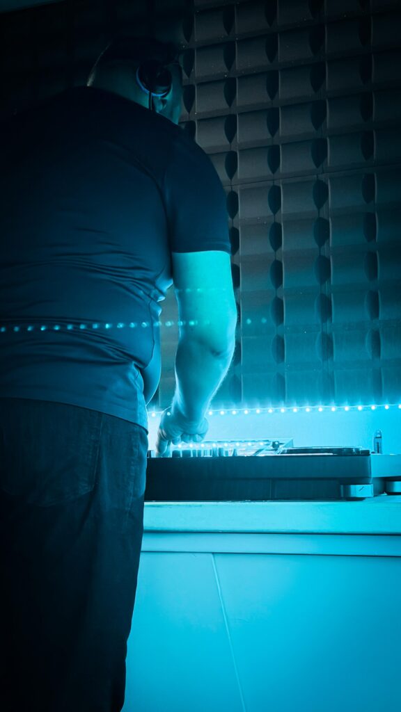 Nevito in Store4Dj Studio recording a set 3